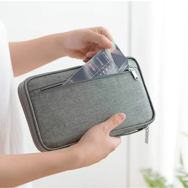 TravelNest FamilyPass™ — Porte-passeport étanche & organiseur documents (Solo / Duo / Familial)